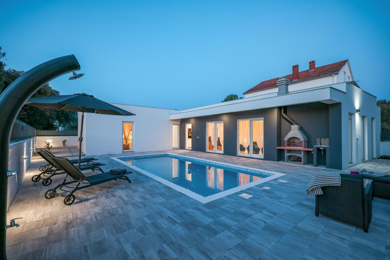Vilă La Reina House - Private Heated Pool *